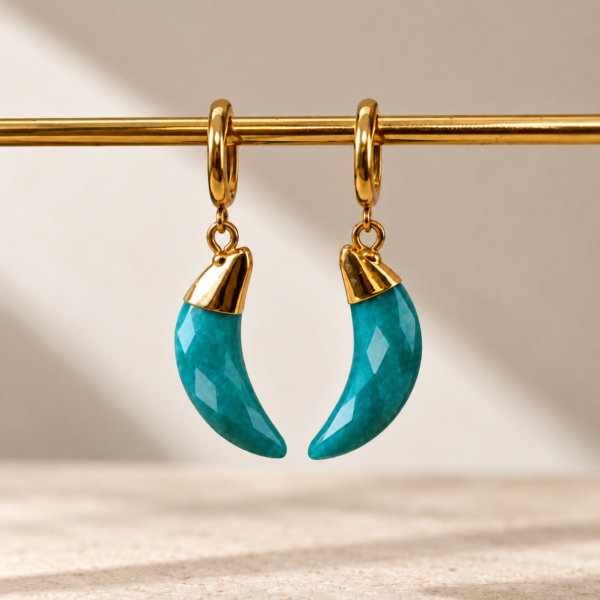 Aretes de Luna Elara | Míneral Joyería Aretes de Luna Elara con piedra azul turquesa facetada y aro dorado
