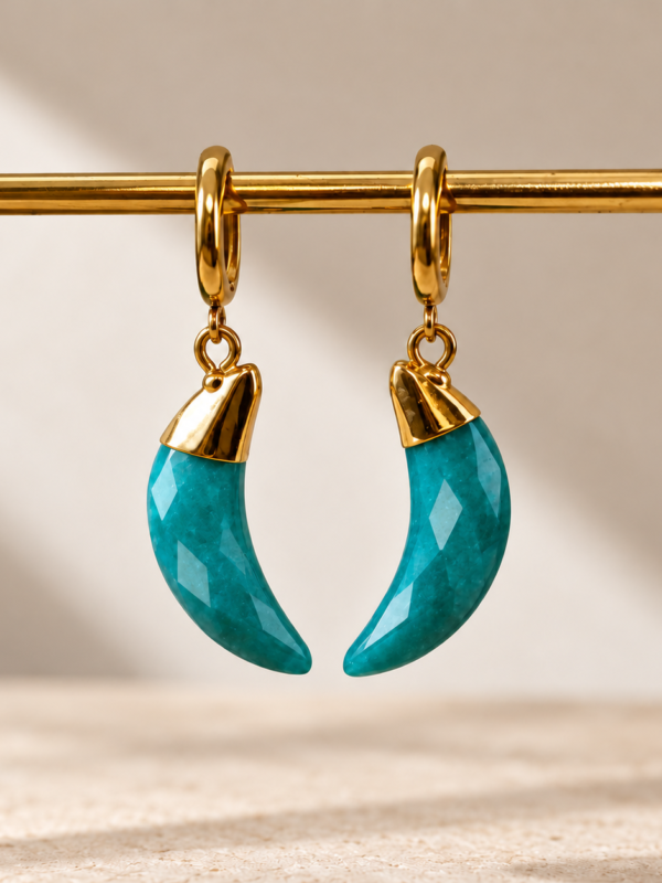 Aretes de Luna Elara con piedra azul turquesa facetada y aro dorado