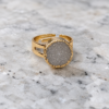 Anillo de drusa gris Vega ajustable con acabado dorado