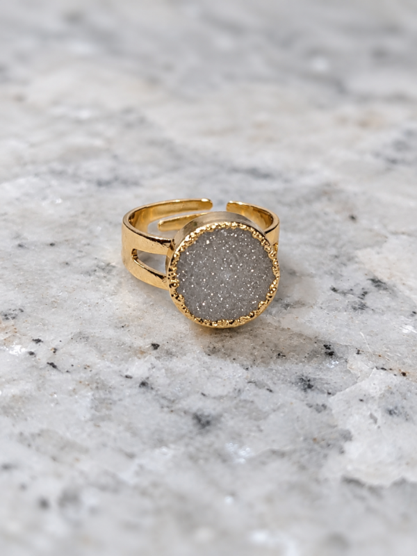 Anillo de drusa gris Vega ajustable con acabado dorado