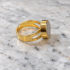 Anillo de drusa gris Vega ajustable con acabado dorado