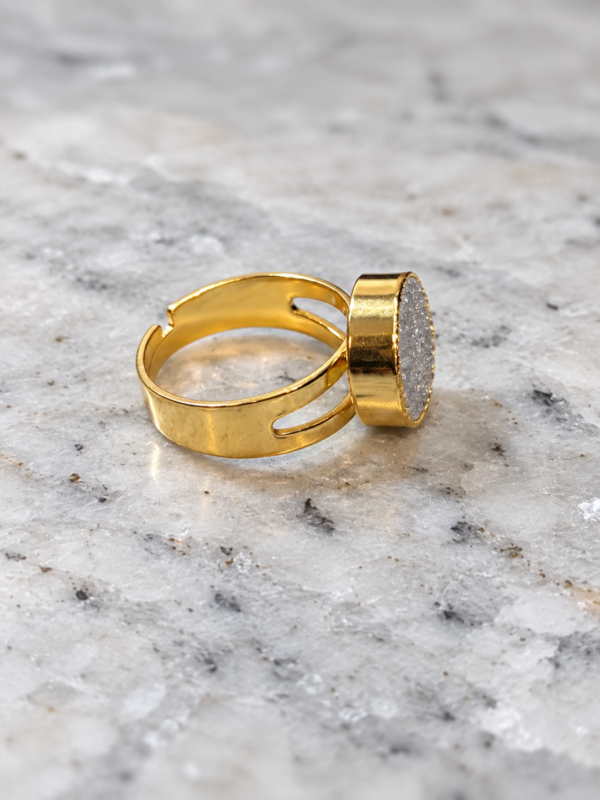 Anillo de drusa gris Vega ajustable con acabado dorado
