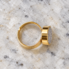 Anillo de drusa gris Vega ajustable con acabado dorado