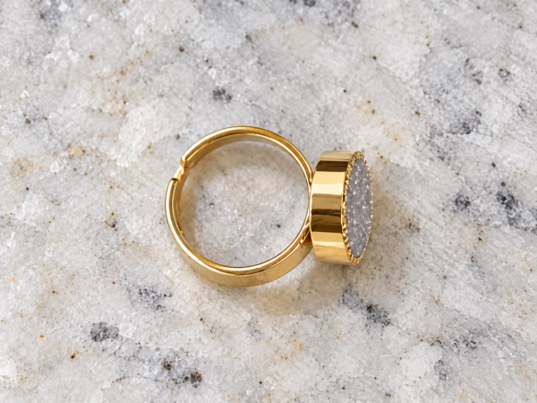 Anillo de drusa gris Vega ajustable con acabado dorado