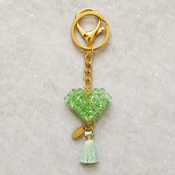 Llavero Corazón Nara verde con cristales y borla satinada