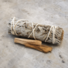 Sahumerio de salvia blanca con dos trozos de palo santo