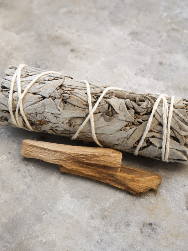 Sahumerio de Salvia Blanca y Palo Santo | Míneral Joyería Sahumerio de salvia blanca con dos trozos de palo santo