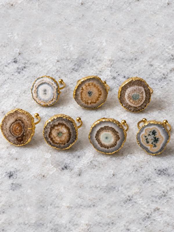 Anillos de estalactita natural Gaia con acero inoxidable dorado – Míneral Joyería